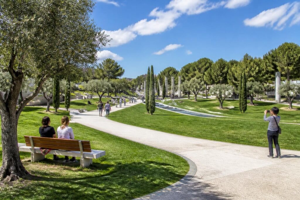 découvrez les avis des visiteurs et admirez les photos du parc du 26e centenaire jean claude gaudin, un espace vert incontournable pour se détendre et profiter de la nature en ville.