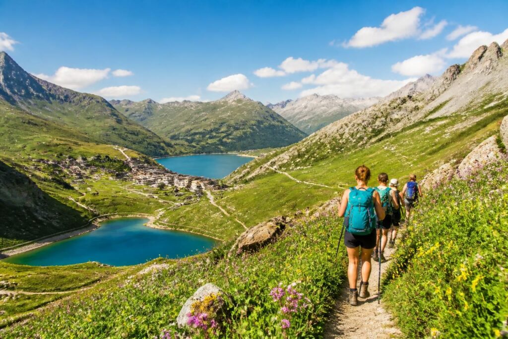 découvrez un week-end à la montagne en été pour profiter de la randonnée, explorer des lacs cristallins et visiter des villages pittoresques.