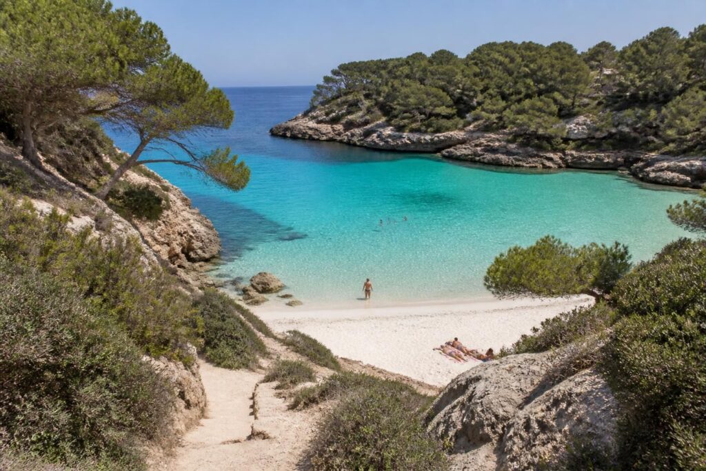 découvrez cala en turqueta à minorque : guide complet pour l'accès, avis des visiteurs et conseils pratiques pour profiter pleinement de cette plage paradisiaque.